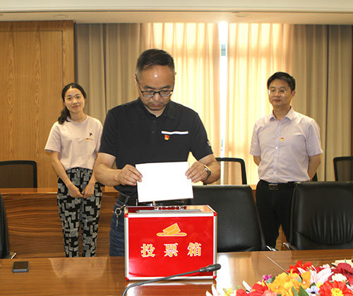 【匯聚青年力量 奮進(jìn)時(shí)代征程】創(chuàng)力集團(tuán)黨支部召開(kāi)專題黨課暨預(yù)備黨員轉(zhuǎn)正黨員大會(huì)(圖6)