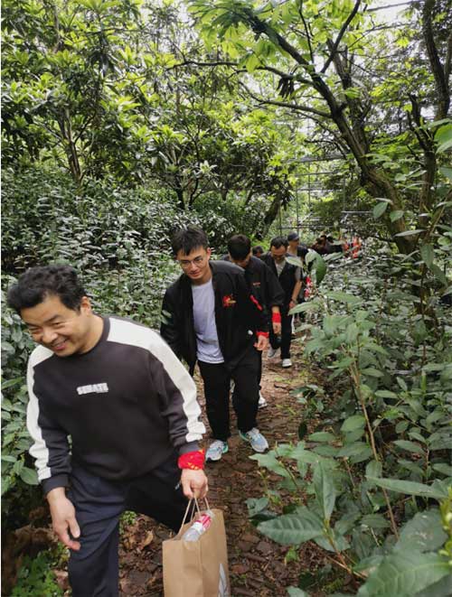 【登山望湖 走進春天】上海創(chuàng)力集團開展2024年山野徒步活動(圖2)